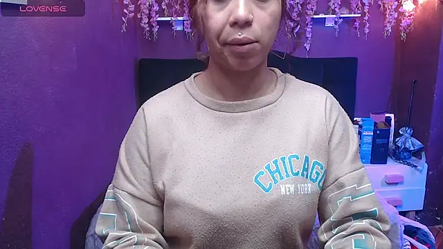 Snapshot of monika_256 chatting on June 27, 1:28 pm monika 256 online show from June 27, 1:28 pm