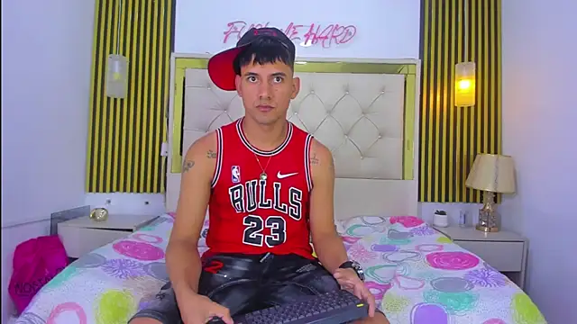 Snapshot of KEVIN_MCKINLEY chatting on November 14, 1:37 am KEVIN MCKINLEY online show from November 14, 1:37 am