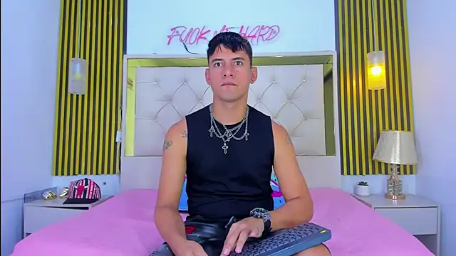 Snapshot of KEVIN_MCKINLEY chatting on November 25, 12:10 am KEVIN MCKINLEY online show from November 25, 12:10 am