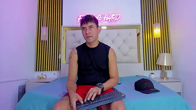 Snapshot of KEVIN_MCKINLEY chatting on December 2, 12:05 am KEVIN MCKINLEY online show from December 2, 12:05 am