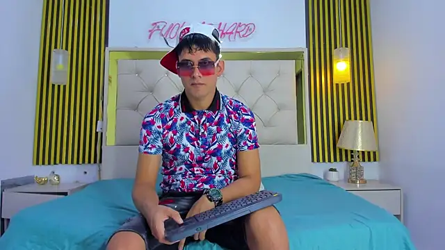 Snapshot of KEVIN_MCKINLEY chatting on December 3, 12:18 am KEVIN MCKINLEY online show from December 3, 12:18 am