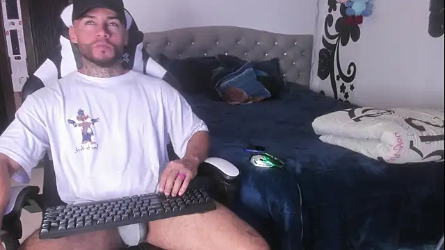 Snapshot of couple-hothot chatting on November 25, 8:31 pm couple-hothot online show from November 25, 8:31 pm