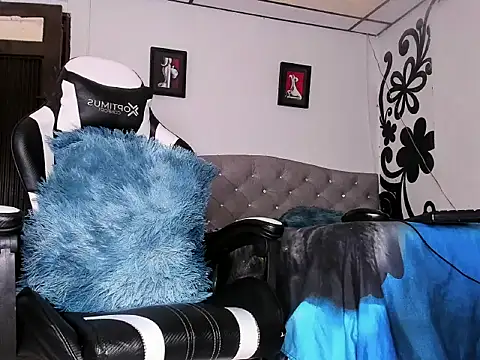 Snapshot of couple-hothot chatting on March 8, 8:12 pm couple-hothot online show from March 8, 8:12 pm