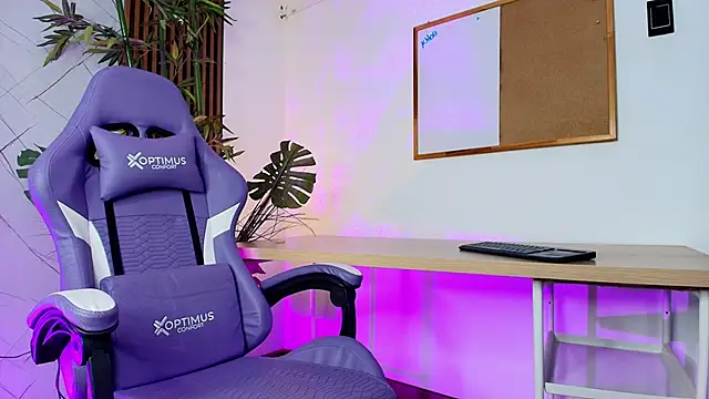 Chloejonson online show from December 15, 4:06 am