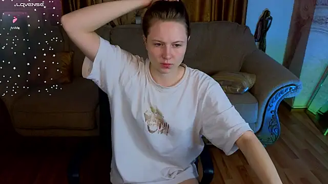 Snapshot of HolyBabyDoll chatting on November 16, 5:02 am HolyBabyDoll online show from November 16, 5:02 am