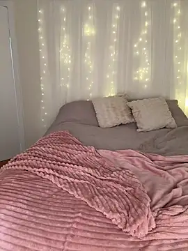 LillieMaee online show from March 22, 1:03 pm