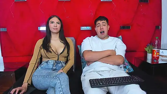 Snapshot of Emmaanddarling chatting on December 4, 12:09 am Emmaanddarling online show from December 4, 12:09 am