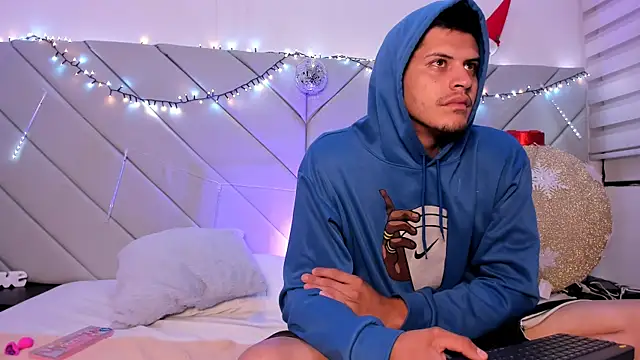 Snapshot of jov_and_thomas chatting on November 26, 8:04 am jov and thomas online show from November 26, 8:04 am