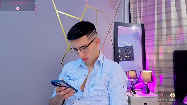 Snapshot of Un_Sluttyy chatting on November 11, 11:43 am Un Sluttyy online show from November 11, 11:43 am