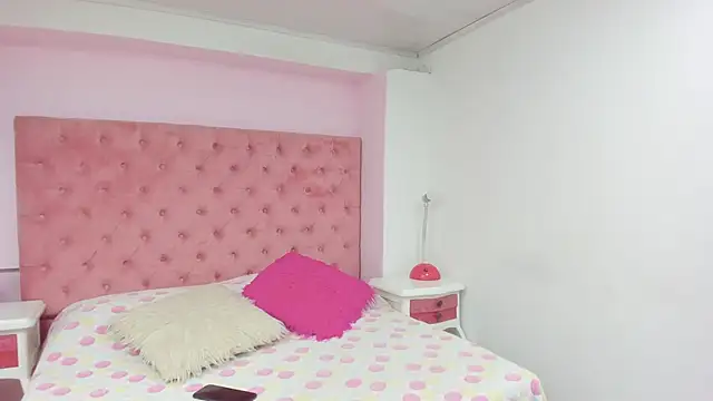 Snapshot of LolaVoss chatting on December 3, 3:03 am LolaVoss online show from December 3, 3:03 am