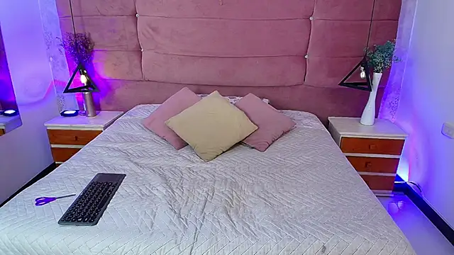 Snapshot of EmylyTaylor_FG chatting on November 20, 7:46 pm EmylyTaylor FG online show from November 20, 7:46 pm