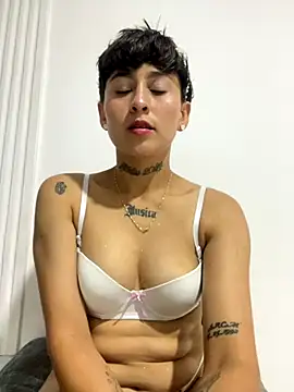 Snapshot of Miia_Hoot chatting on November 19, 8:42 pm Miia Hoot online show from November 19, 8:42 pm