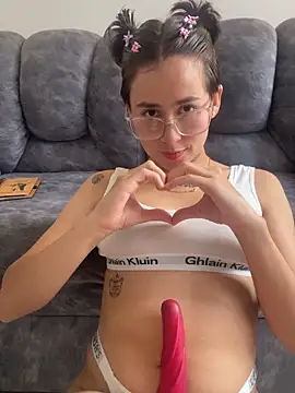 Snapshot of Miia_Hoot chatting on December 4, 4:05 pm Miia Hoot online show from December 4, 4:05 pm