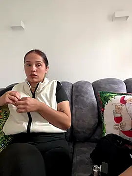 Snapshot of Miia_Hoot chatting on December 14, 3:28 pm Miia Hoot online show from December 14, 3:28 pm