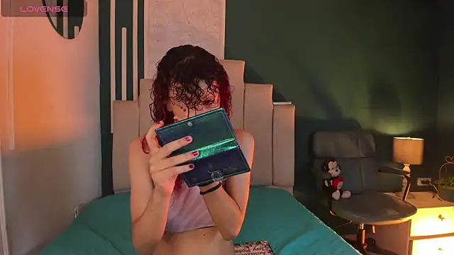 Snapshot of AliceMadnes chatting on November 18, 9:19 pm AliceMadnes online show from November 18, 9:19 pm