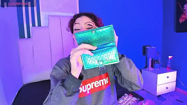 Snapshot of AliceMadnes chatting on December 1, 4:28 am AliceMadnes online show from December 1, 4:28 am