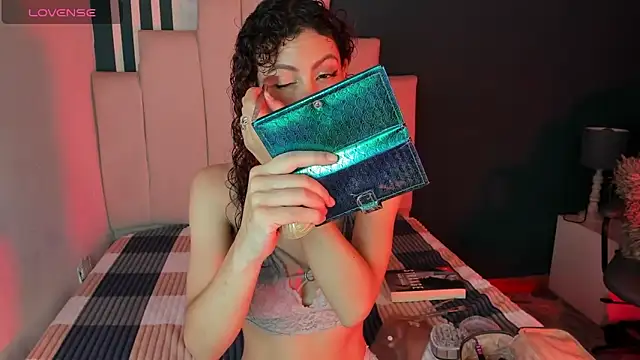 Snapshot of AliceMadnes chatting on December 3, 1:24 am AliceMadnes online show from December 3, 1:24 am