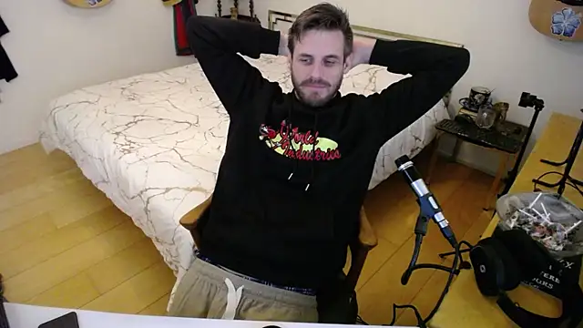 Snapshot of skatejocke chatting on December 4, 11:30 am skatejocke online show from December 4, 11:30 am