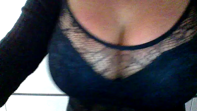 Snapshot of cleo094 chatting on December 5, 2:42 am cleo094 online show from December 5, 2:42 am