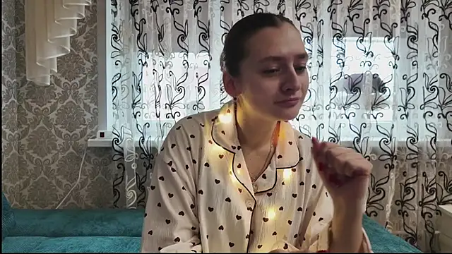 Snapshot of SweetLiaison chatting on December 4, 7:28 am SweetLiaison online show from December 4, 7:28 am