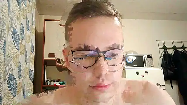 Snapshot of Yminoske chatting on November 12, 1:44 pm Yminoske online show from November 12, 1:44 pm