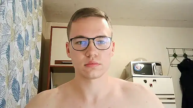 Snapshot of Yminoske chatting on November 14, 9:41 am Yminoske online show from November 14, 9:41 am