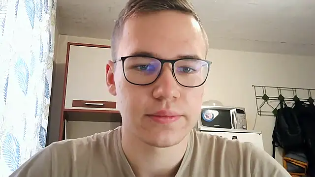 Snapshot of Yminoske chatting on November 15, 8:00 am Yminoske online show from November 15, 8:00 am