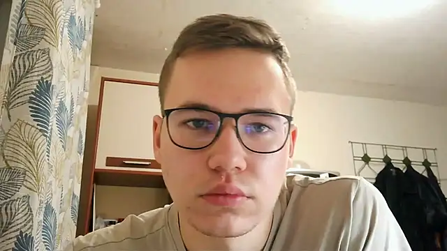 Snapshot of Yminoske chatting on November 18, 2:32 pm Yminoske online show from November 18, 2:32 pm