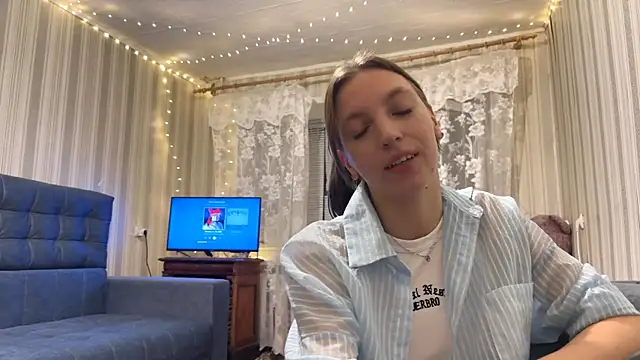 Snapshot of CarliBatas chatting on November 14, 2:16 pm CarliBatas online show from November 14, 2:16 pm