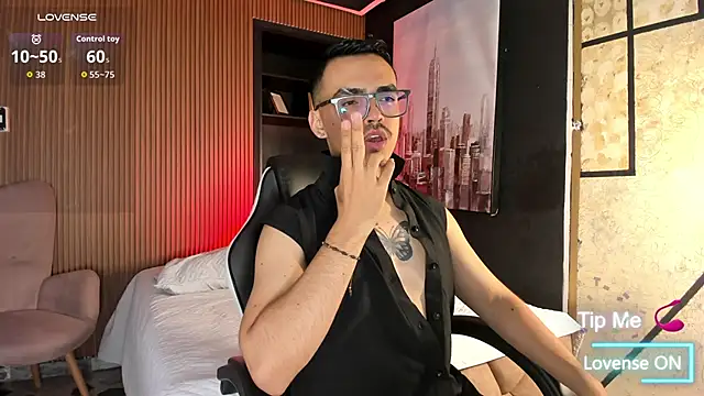 Snapshot of NicoKingg_ chatting on November 12, 1:39 am NicoKingg online show from November 12, 1:39 am