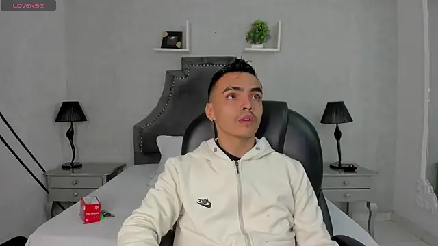 Snapshot of NicoKingg_ chatting on December 3, 4:42 am NicoKingg online show from December 3, 4:42 am