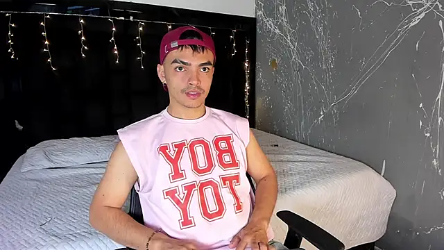 Snapshot of NicoKingg_ chatting on December 4, 4:11 am NicoKingg online show from December 4, 4:11 am