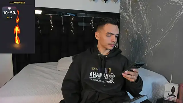 Snapshot of NicoKingg_ chatting on December 5, 4:10 am NicoKingg online show from December 5, 4:10 am