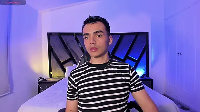 Snapshot of NicoKingg_ chatting on December 14, 11:20 pm NicoKingg online show from December 14, 11:20 pm