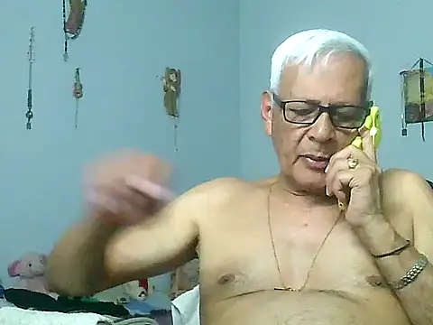 Snapshot of dirtysluttyfist chatting on December 15, 7:18 pm dirtysluttyfist online show from December 15, 7:18 pm