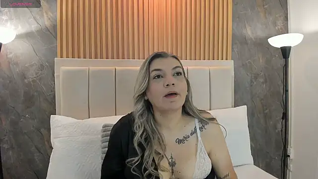 Snapshot of gala_montes_30 chatting on December 3, 6:39 pm gala montes 30 online show from December 3, 6:39 pm