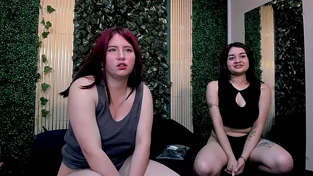 Snapshot of Lucy_and_Karoline chatting on November 15, 12:13 pm Lucy and Karoline online show from November 15, 12:13 pm