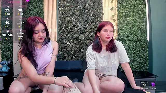 Snapshot of Lucy_and_Karoline chatting on December 15, 12:53 pm Lucy and Karoline online show from December 15, 12:53 pm