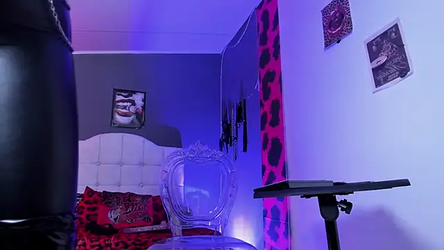 Snapshot of Halley_Ravenn chatting on November 26, 8:21 pm Halley Ravenn online show from November 26, 8:21 pm