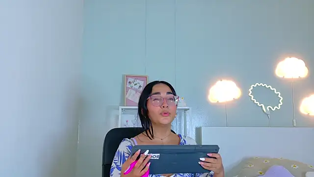 Snapshot of NicoletCherry__ chatting on December 5, 7:43 pm NicoletCherry online show from December 5, 7:43 pm