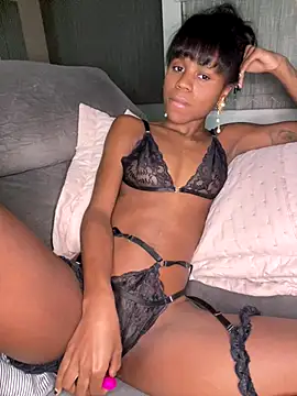 Snapshot of mayalouise chatting on November 19, 4:01 am mayalouise online show from November 19, 4:01 am