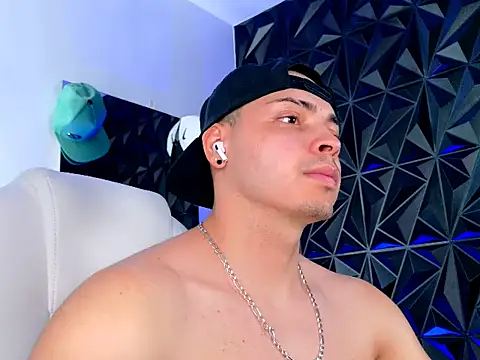 Maxwell Dupont online show from November 26, 6:20 pm