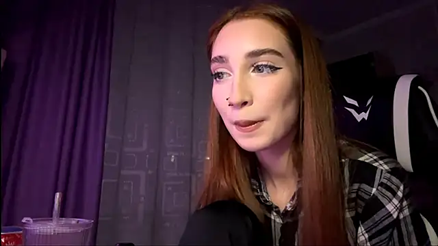 Snapshot of HollyPaw chatting on November 17, 6:35 pm HollyPaw online show from November 17, 6:35 pm