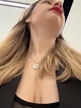 Snapshot of SashaCatt chatting on November 13, 7:29 am SashaCatt online show from November 13, 7:29 am