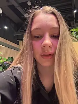 Snapshot of SashaCatt chatting on November 21, 7:18 am SashaCatt online show from November 21, 7:18 am