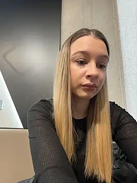 Snapshot of SashaCatt chatting on December 5, 7:17 am SashaCatt online show from December 5, 7:17 am