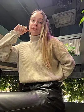 Snapshot of SashaCatt chatting on February 15, 7:51 am SashaCatt online show from February 15, 7:51 am