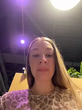 Snapshot of SashaCatt chatting on February 22, 8:57 am SashaCatt online show from February 22, 8:57 am