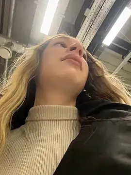 Snapshot of SashaCatt chatting on February 28, 8:26 am SashaCatt online show from February 28, 8:26 am