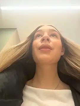 Snapshot of SashaCatt chatting on March 3, 8:09 am SashaCatt online show from March 3, 8:09 am